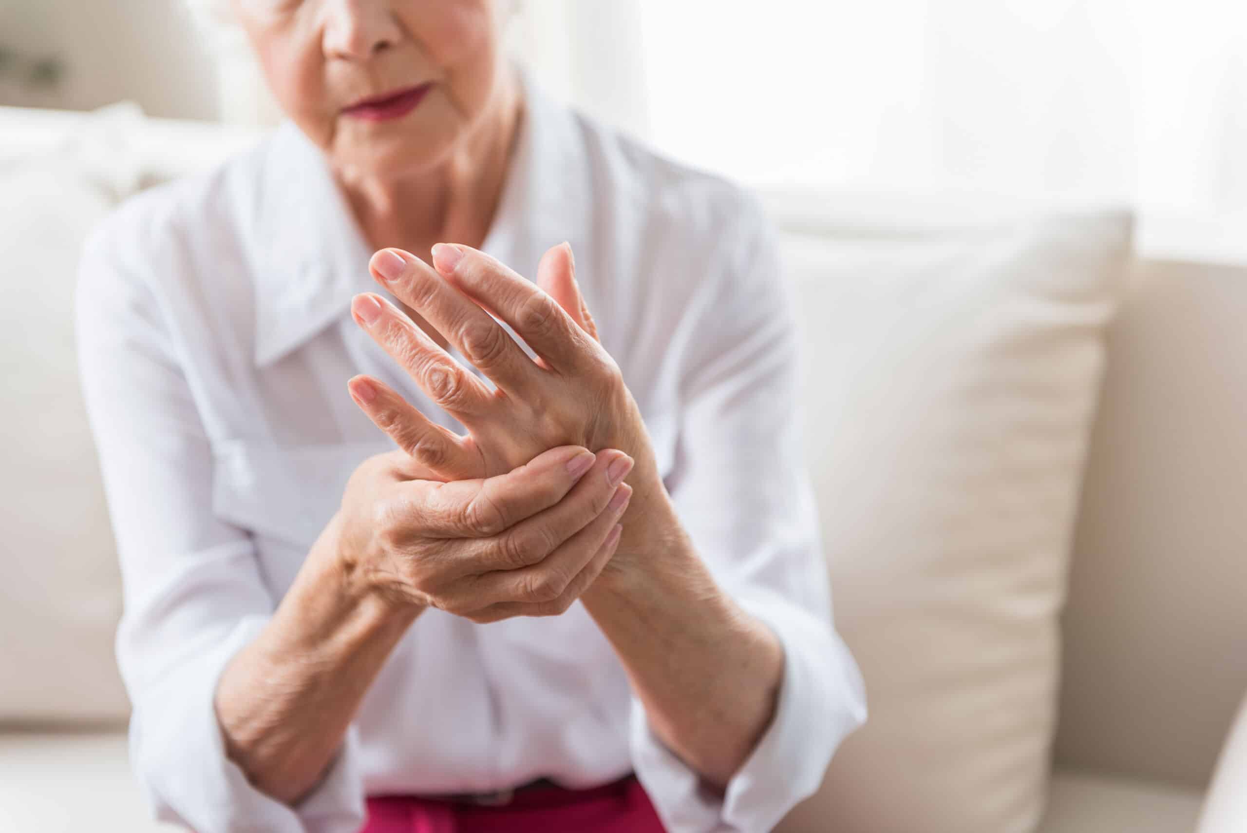 Homeopatia e artrite: como a abordagem pode aliviar sintomas
