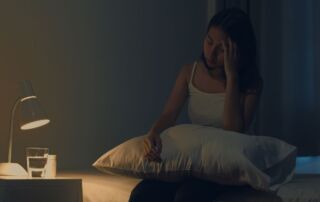 mulher sofrendo com insônia
